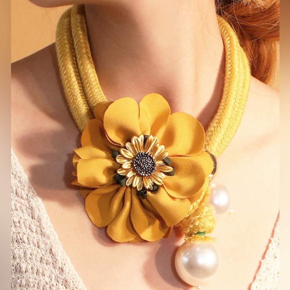 🆕 Multilayer Flower and Pearls Statement Necklace.